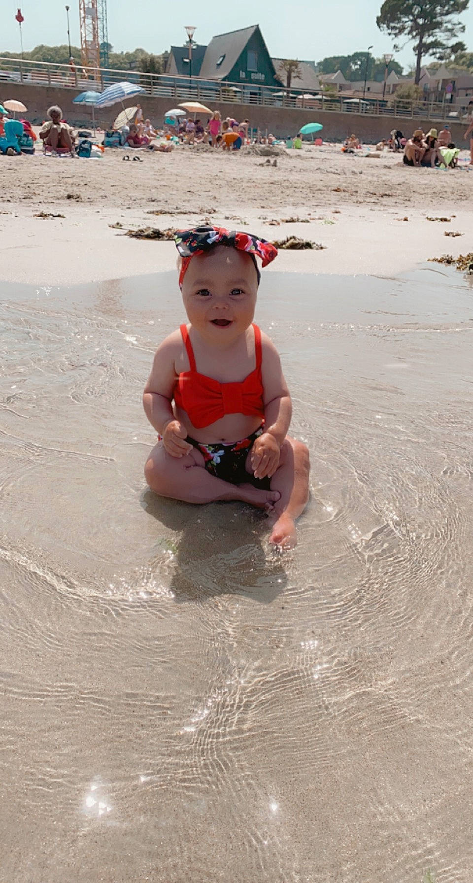 Shayline a rejoint le concours — aidez-le/la à gagner de superbes lots ! baby, beach, body_of_water, fun, hat, headwear, leisure, ocean, people_on_beach, person, personal_protective_equipment, play, recreation, sand, shore, sitting, summer, toddler, vacation, water