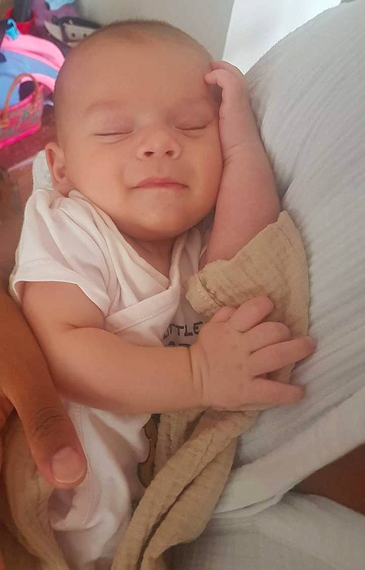 Isaac a rejoint le concours — aidez-le/la à gagner de superbes lots ! baby, baby_safety, baby_sleeping, baby_toddler_clothing, cheek, comfort, eye, eyebrow, finger, gesture, hand, human_body, lip, mouth, nose, person, skin, smile, stomach, thumb