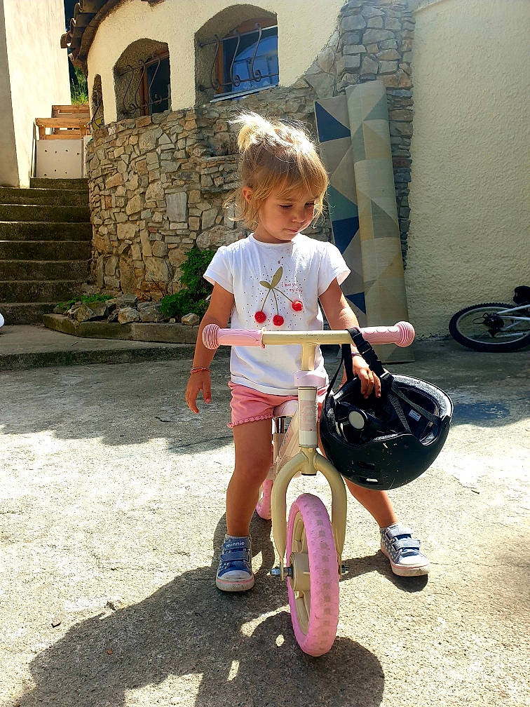 Lucie participe au concours pour gagner de l'argent avec cette photo : automotive_tire, bicycle, bicycle_accessory, bicycle_tire, bicycle_wheel, child, door, fun, grass, leisure, person, plant, recreation, riding_toy, shorts, sitting, spoke, tire, toddler, wheel