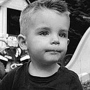 Malo a rejoint le concours — aidez-le/la à gagner de superbes lots ! child, toddler, boy, portrait, black_and_white, outdoor, short_hair, spiky_hair, eyes, face, ear, nose, mouth, cheek, shirt, toy, vehicle, bokeh, film_grain, candid