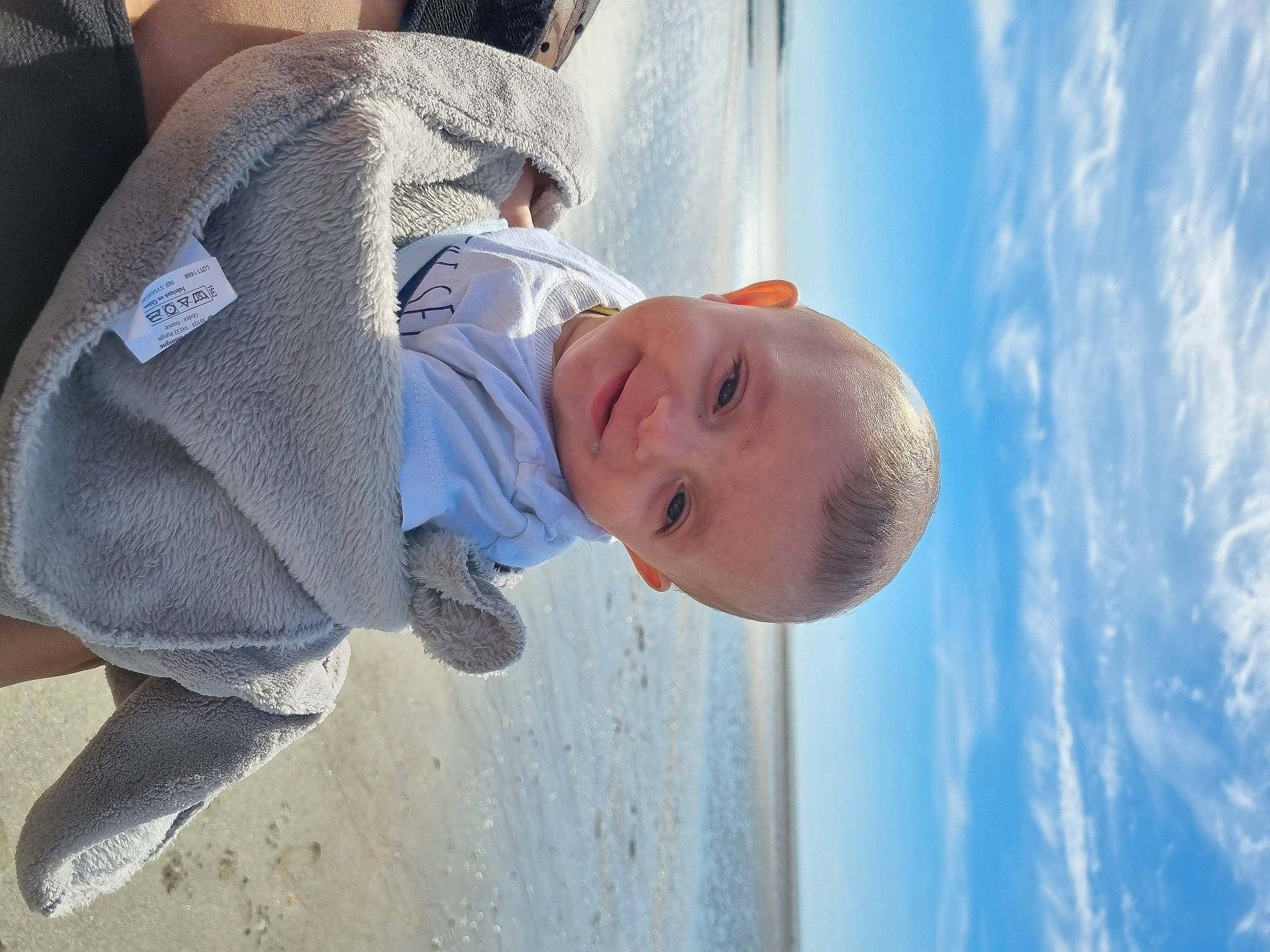 Taylor a rejoint le concours — aidez-le/la à gagner de superbes lots ! azure, baby, beach, blue, child, cloud, fun, happy, hat, leisure, ocean, person, sand, sky, smile, toddler, tree, vacation, water, white