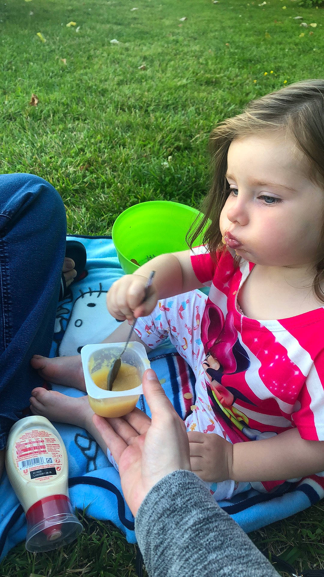 Elsa a rejoint le concours — aidez-le/la à gagner de superbes lots ! chair, child, drink, drinking, finger, food, fun, grass, hand, happy, ingredient, leisure, person, plant, play, recreation, sharing, sitting, spoon, tableware