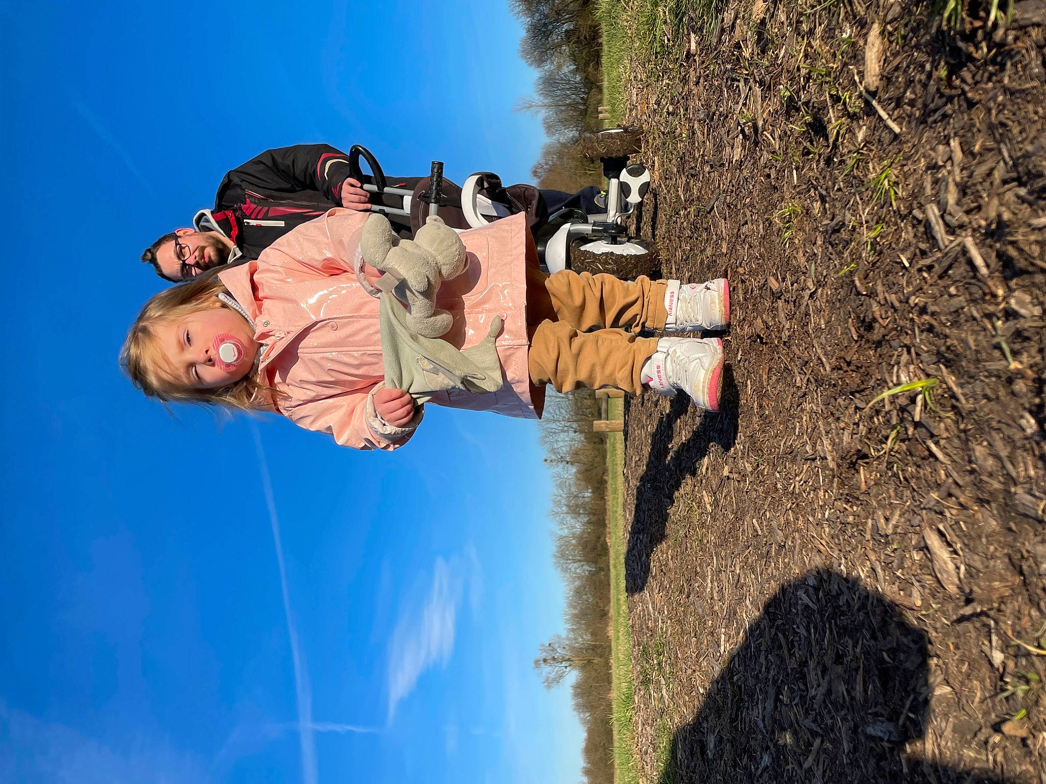 Elsa participe au concours pour gagner de l'argent avec cette photo : adventure, fun, grass, happy, landscape, leisure, luggage_and_bags, people_in_nature, person, plant, recreation, shadow, sky, smile, soil, travel, tree