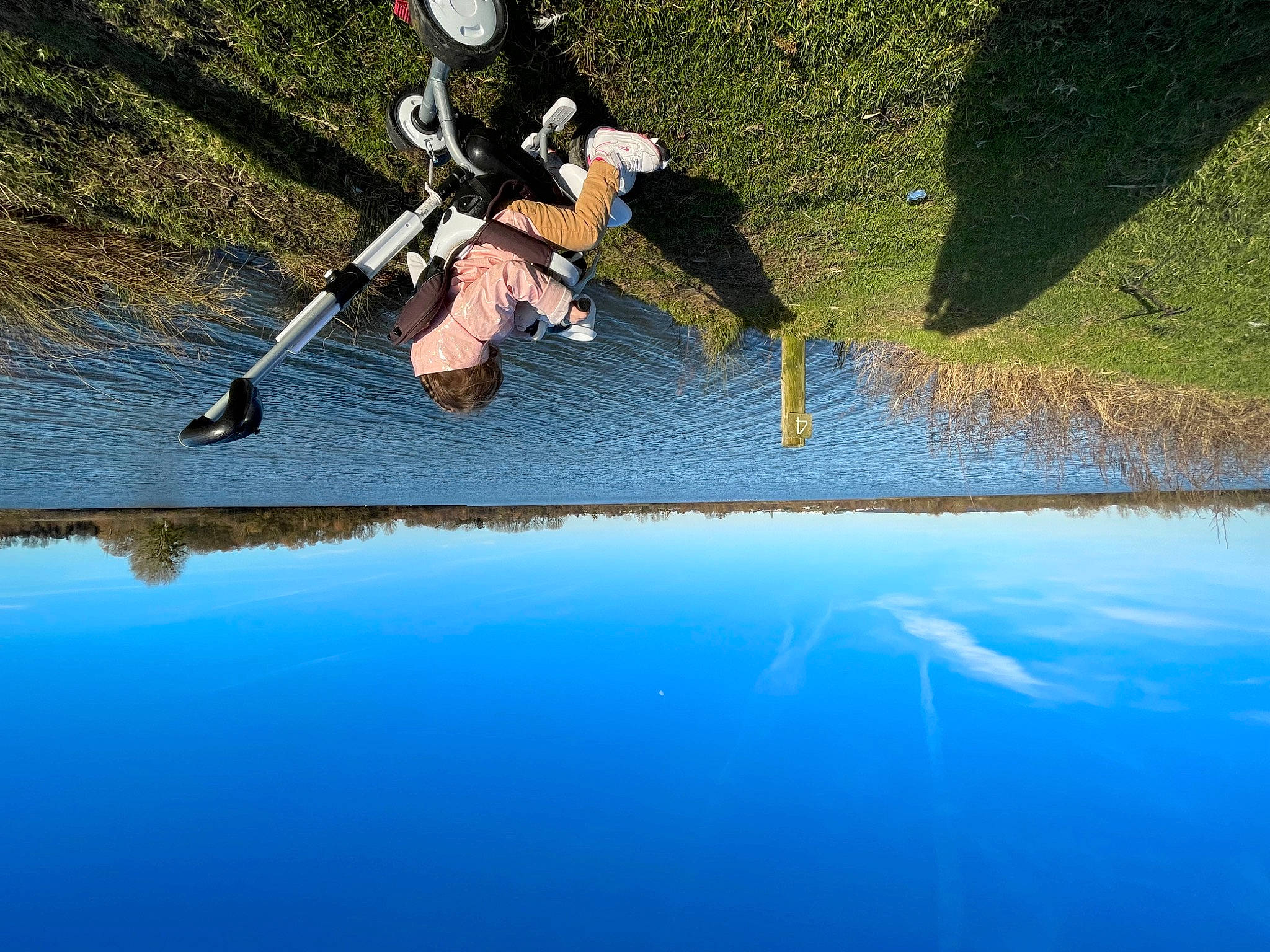 Elsa participe au concours pour gagner de l'argent avec cette photo : adventure, air_sports, extreme_sport, fun, helmet, individual_sports, lake, landscape, leisure, personal_protective_equipment, plant, recreation, reflection, reservoir, sky, sports, sports_equipment, tree, water, windsports