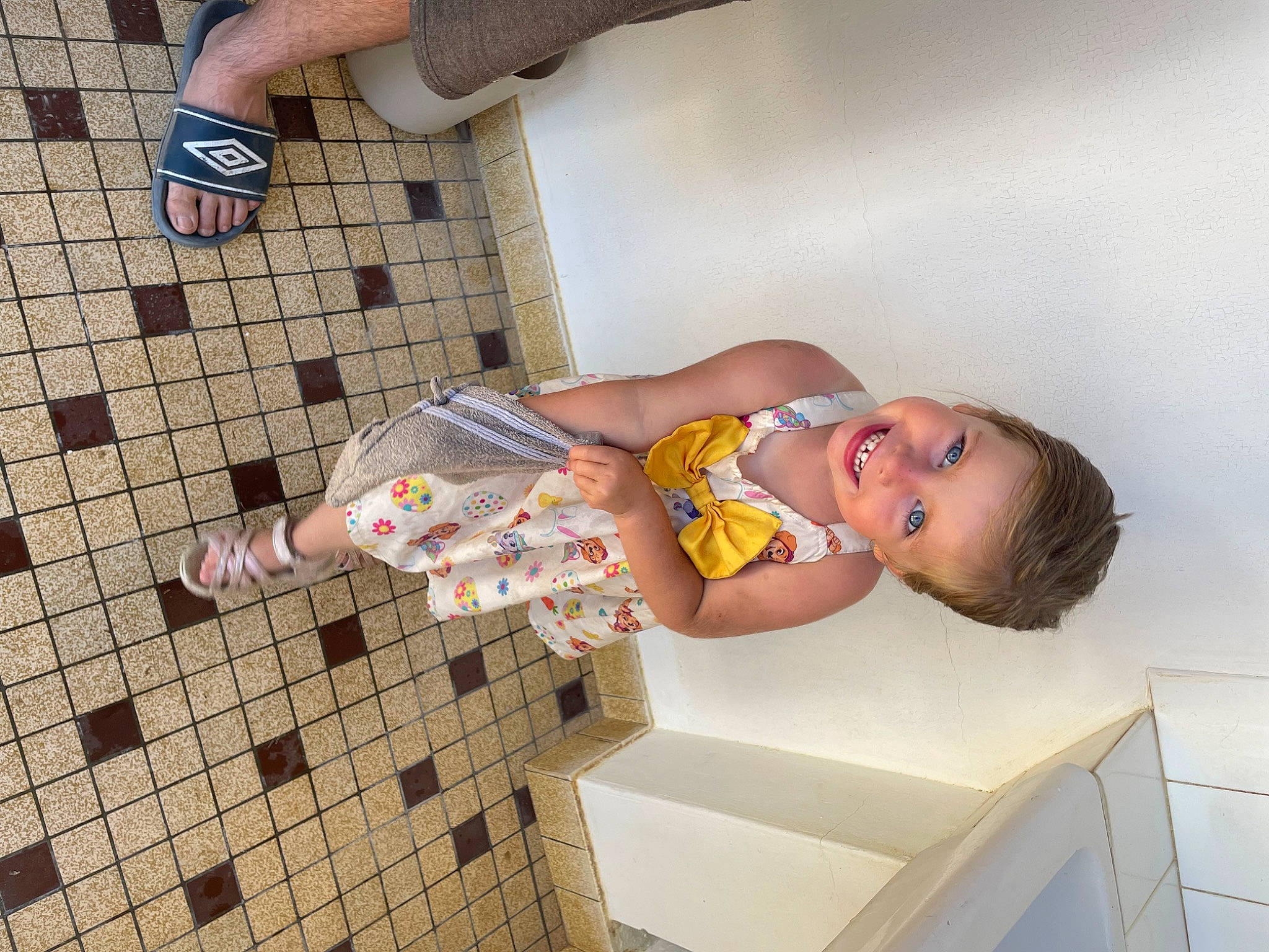 Elsa participe au concours pour gagner de l'argent avec cette photo : baby, baby_laughing, baby_toddler_clothing, child, elbow, finger, flooring, foot, fun, gesture, happy, human_leg, joy, pattern, person, room, smile, thigh, toddler, wrist