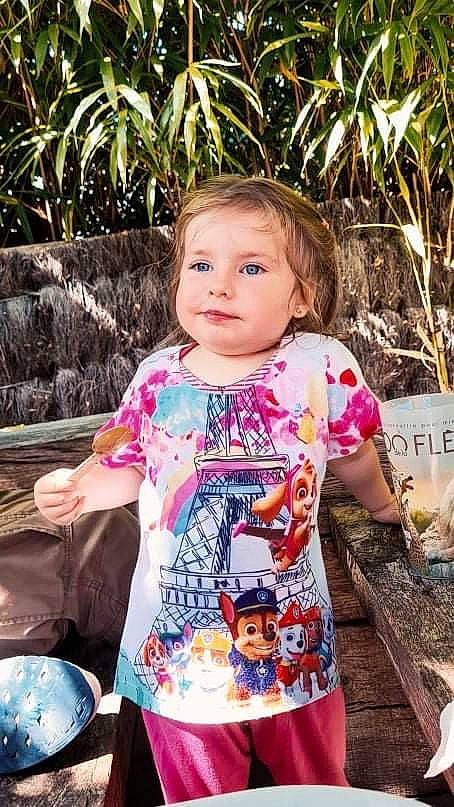 Elsa a rejoint le concours — aidez-le/la à gagner de superbes lots ! baby_toddler_clothing, child, clothing, cool, fun, grass, happy, iris, leisure, pattern, person, plant, play, recreation, sitting, sleeve, t_shirt, toddler, top, tree