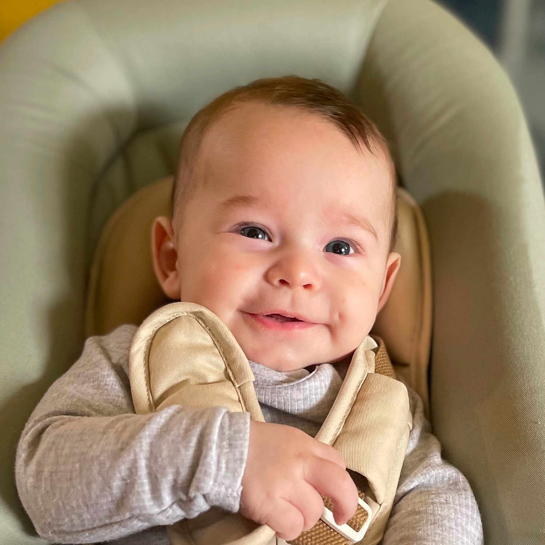 Jean-Antoine participe au concours pour gagner de l'argent avec cette photo : baby, baby_seat, beige, cheeks, closeup, clothing, cozy, dimples, eyes, face, hand, harness, indoor, infant, neutral_colors, onesie, portrait, seat_cushion, smiling, soft_texture
