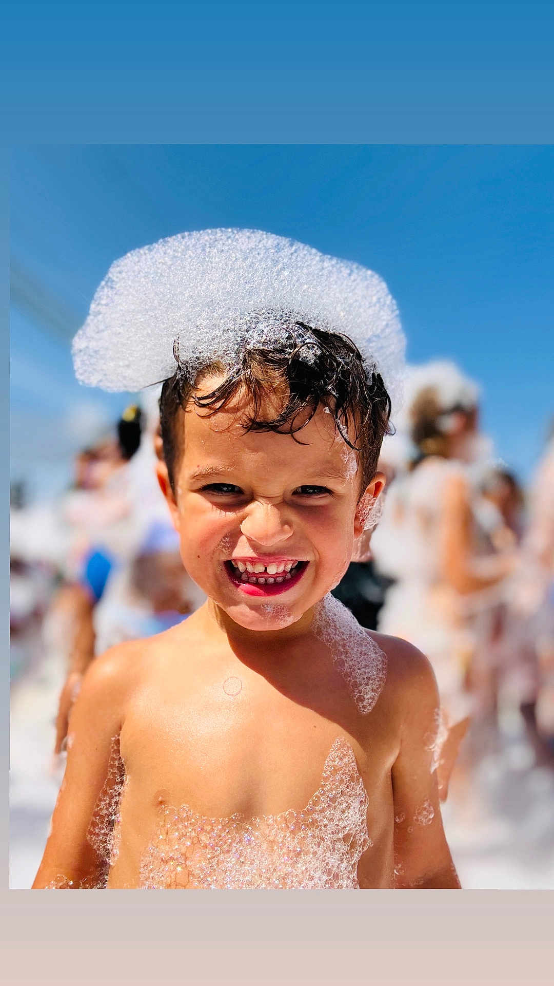 Ayden a rejoint le concours — aidez-le/la à gagner de superbes lots ! child, boy, bubbles, foam, smiling, happy, outdoor, sunny, summer, water, fun, play, skin, hair, face, head, people, party, daylight, background_blur