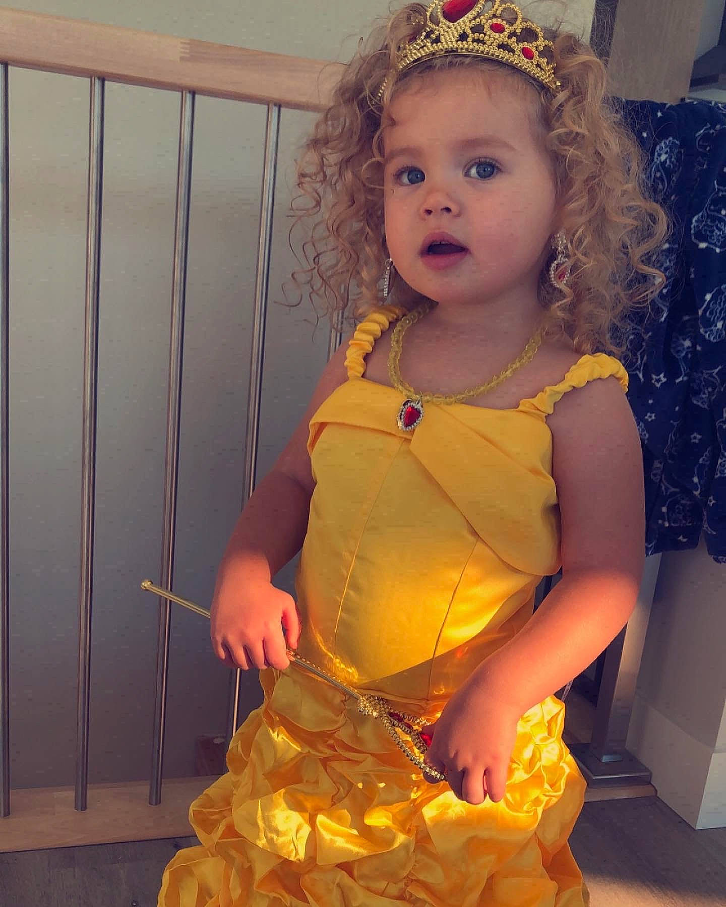 Leanne participe au concours pour gagner de l'argent avec cette photo : baby_toddler_clothing, blond, child, costume_hat, dress, event, facial_expression, fashion, fashion_design, fun, hairstyle, happy, human_body, jewellery, organ, person, photograph, sitting, snapshot, toddler