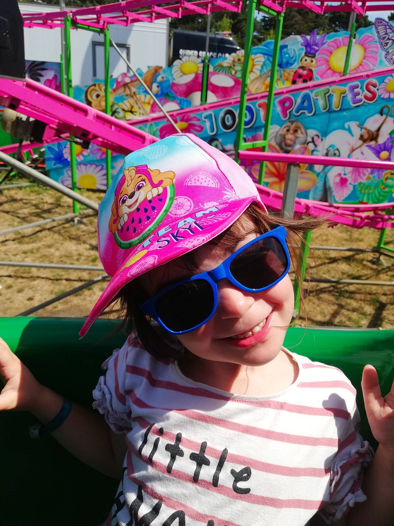 Léna a rejoint le concours — aidez-le/la à gagner de superbes lots ! baseball_cap, cap, cool, eyewear, fun, glasses, goggles, grass, happy, hat, headwear, joy, leisure, people, person, pink, recreation, smile, summer, sun_hat