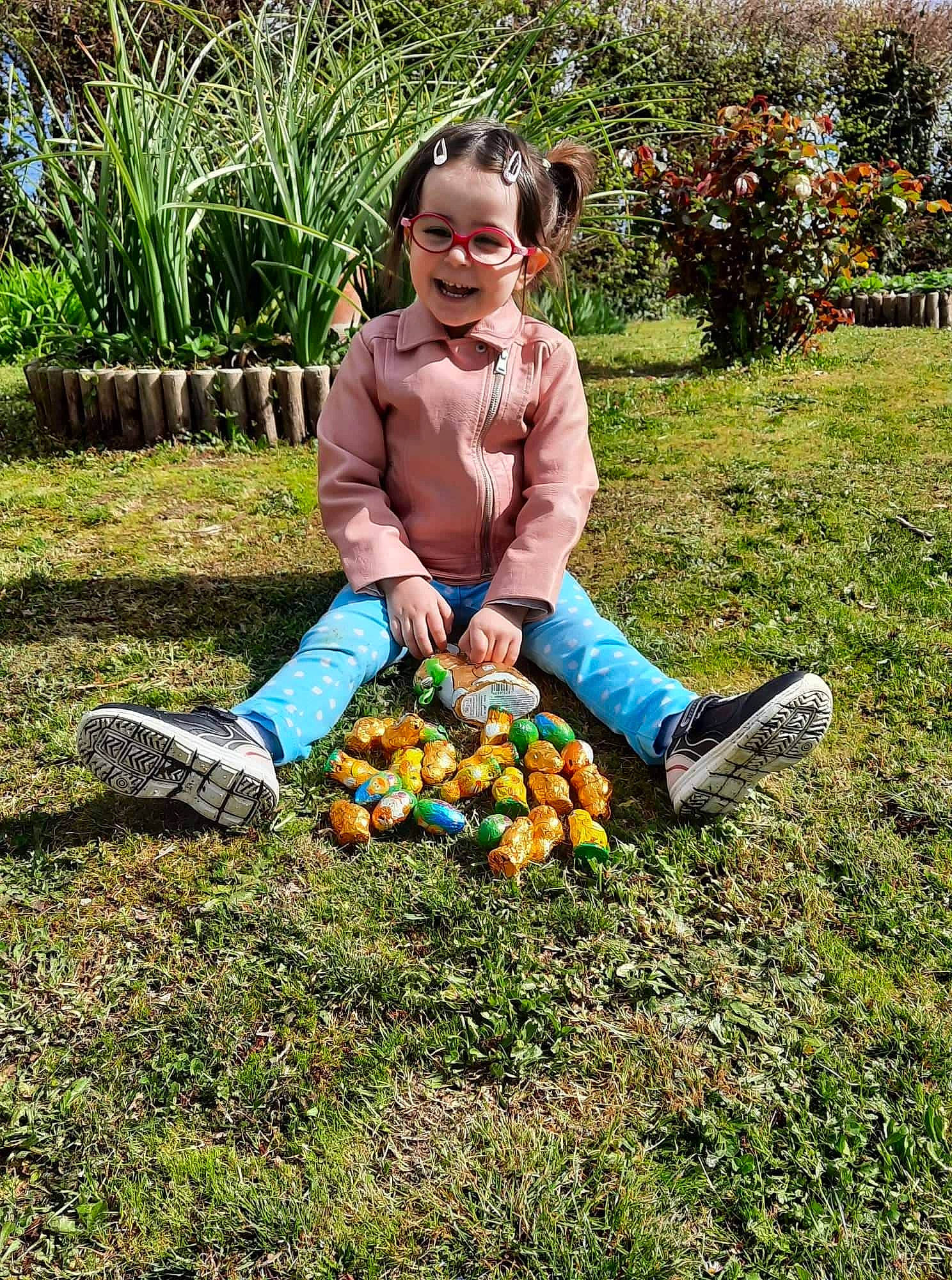 Léna a rejoint le concours — aidez-le/la à gagner de superbes lots ! ball, child, garden, gardening, grass, groundcover, happy, hat, joy, landscape, lawn, leisure, people_in_nature, person, plant, playing_with_kids, recreation, smile, sneakers, soil