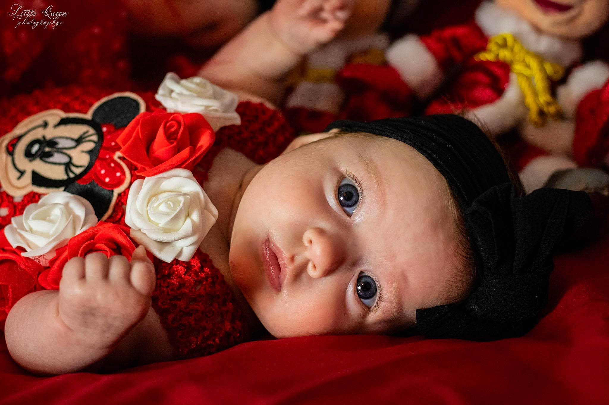 Elea participe au concours pour gagner de l'argent avec cette photo : baby, beauty, cheek, child, close_up, flower, hand, happy, headgear, person, petal, photography, plant, red, rose, rose_family, rose_order, skin, smile, toddler