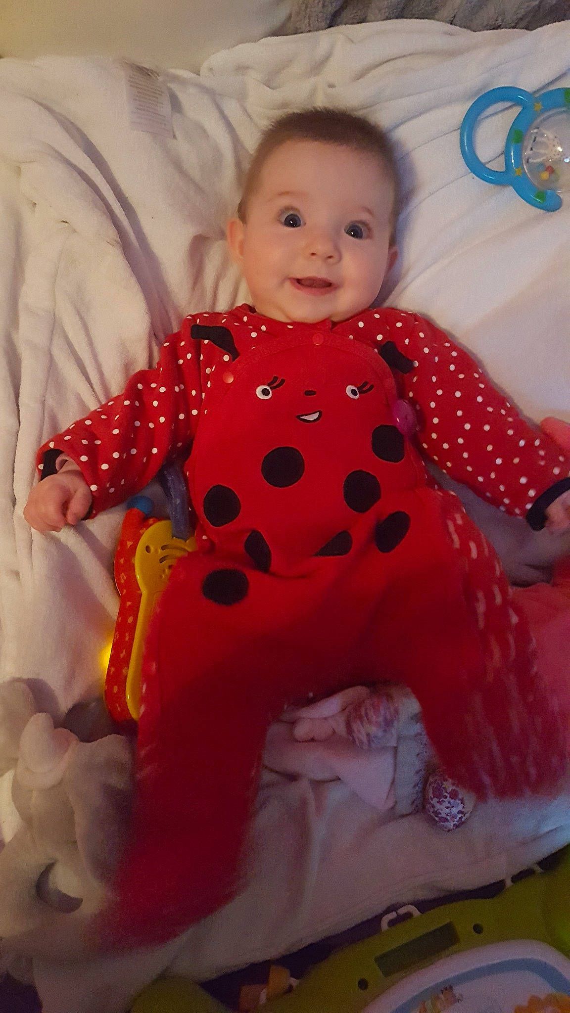 Elea participe au concours pour gagner de l'argent avec cette photo : baby, cheek, child, lip, person, pink, red, skin, smile, toddler, toy