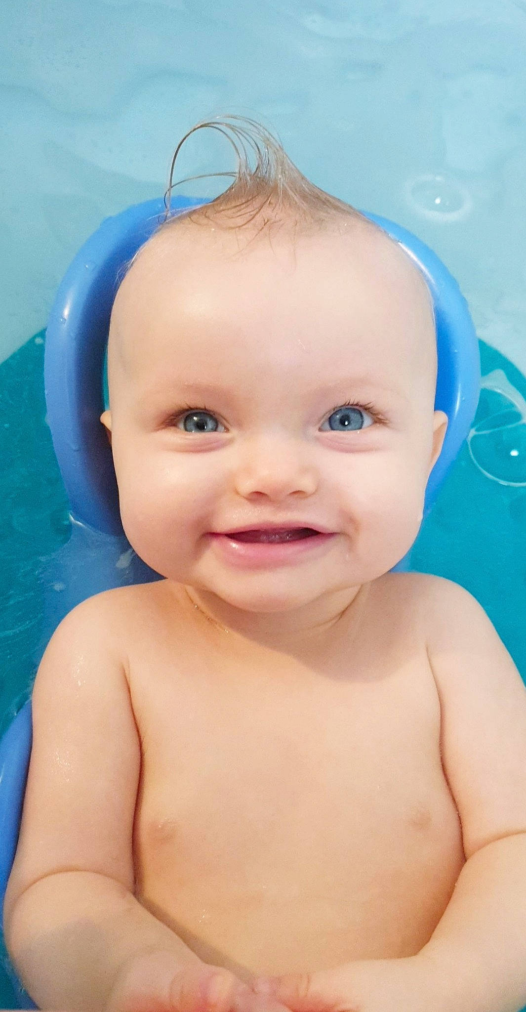 Mya participe au concours pour gagner de l'argent avec cette photo : baby, baby_bathing, baby_making_funny_faces, bathing, cheek, child, chin, eye, eyebrow, face, facial_expression, forehead, fun, head, lip, nose, person, product, skin, smile