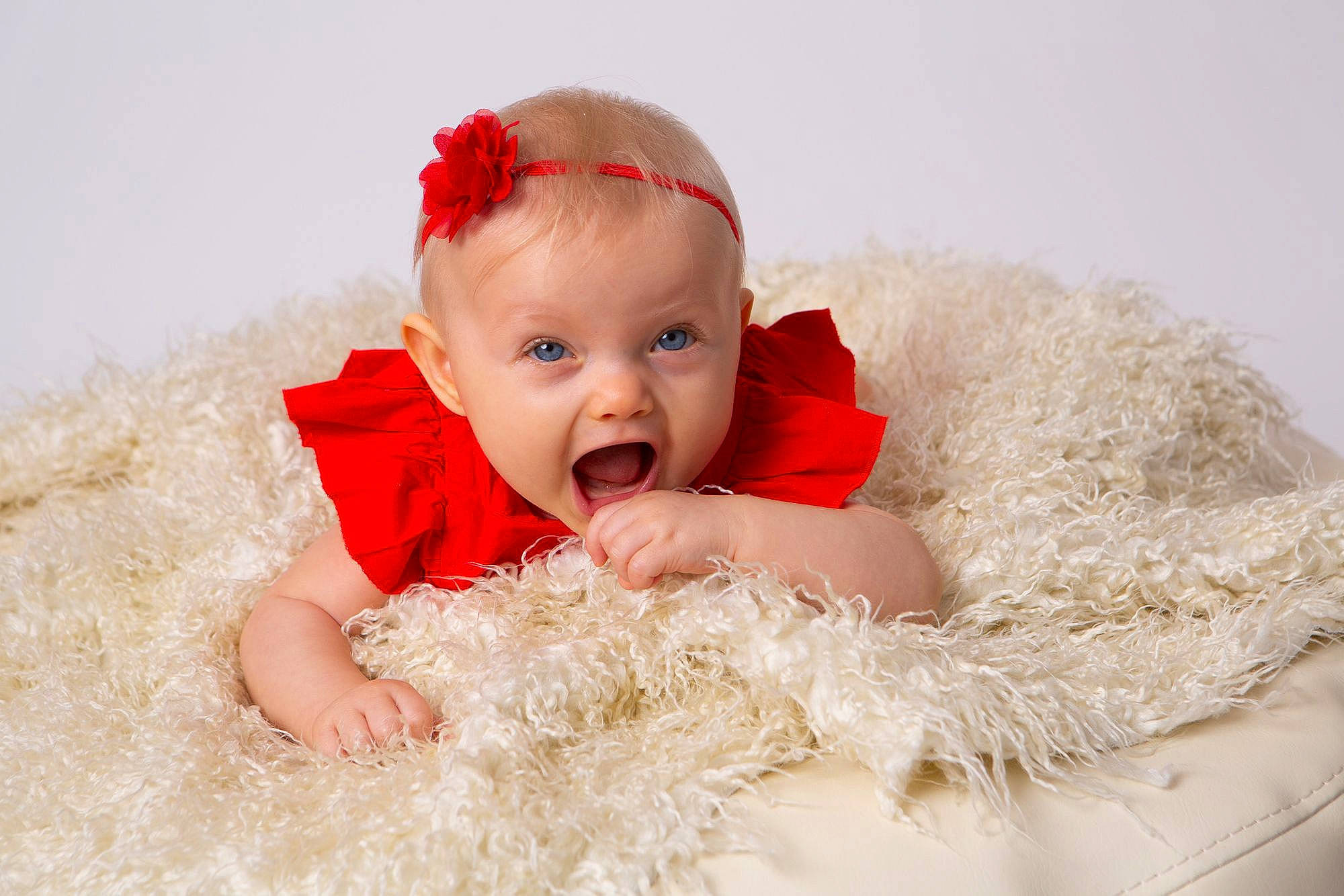 Mya a rejoint le concours — aidez-le/la à gagner de superbes lots ! baby, child, child_model, costume, costume_accessory, fur, hair_accessory, head, headband, headgear, mouth, person, photograph, photography, portrait_photography, red, skin, textile, toddler, white