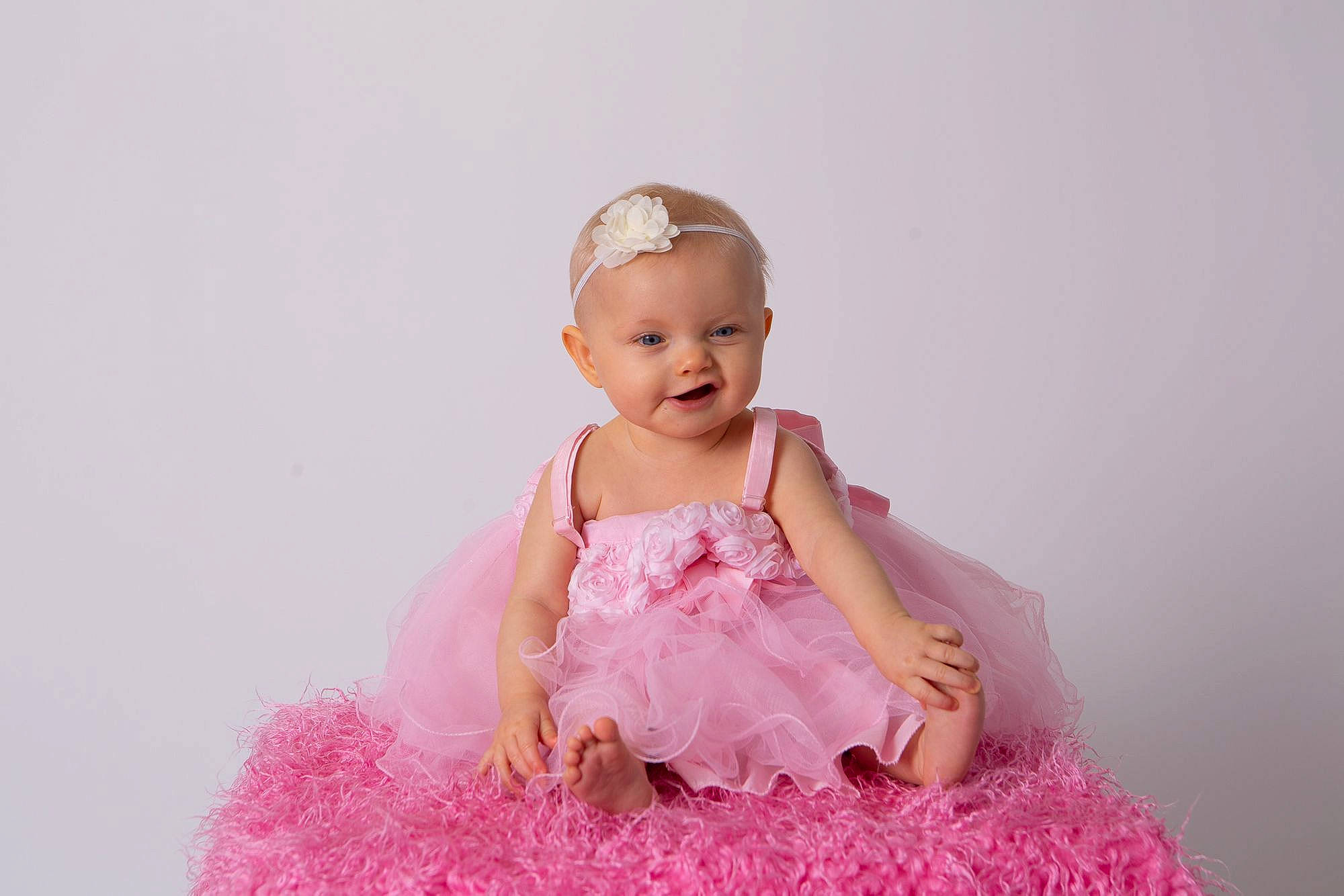 Mya participe au concours pour gagner de l'argent avec cette photo : baby, baby_toddler_clothing, ballet_tutu, child, child_model, clothing, costume, costume_accessory, dress, fashion_accessory, hair_accessory, headgear, headpiece, person, photography, pink, product, sitting, skin, smile