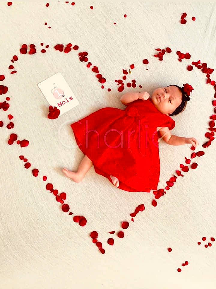 Charlie a rejoint le concours — aidez-le/la à gagner de superbes lots ! child, gesture, happy, heart, illustration, love, person, petal, red, smile, valentines_day