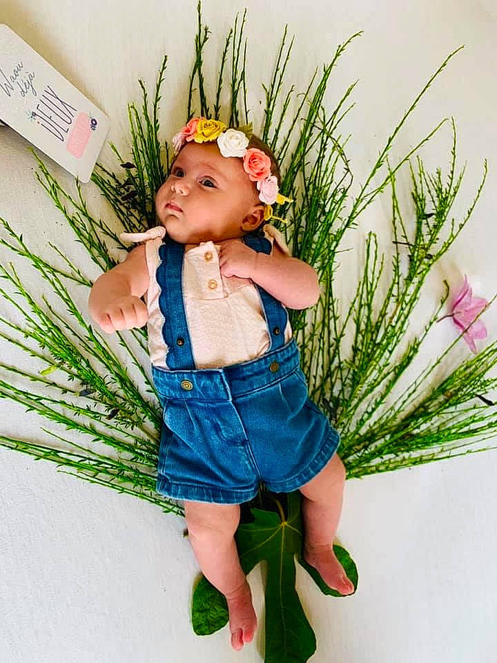 Charlie participe au concours pour gagner de l'argent avec cette photo : child, child_model, floral_design, flower, grass, grass_family, headwear, person, plant, toddler