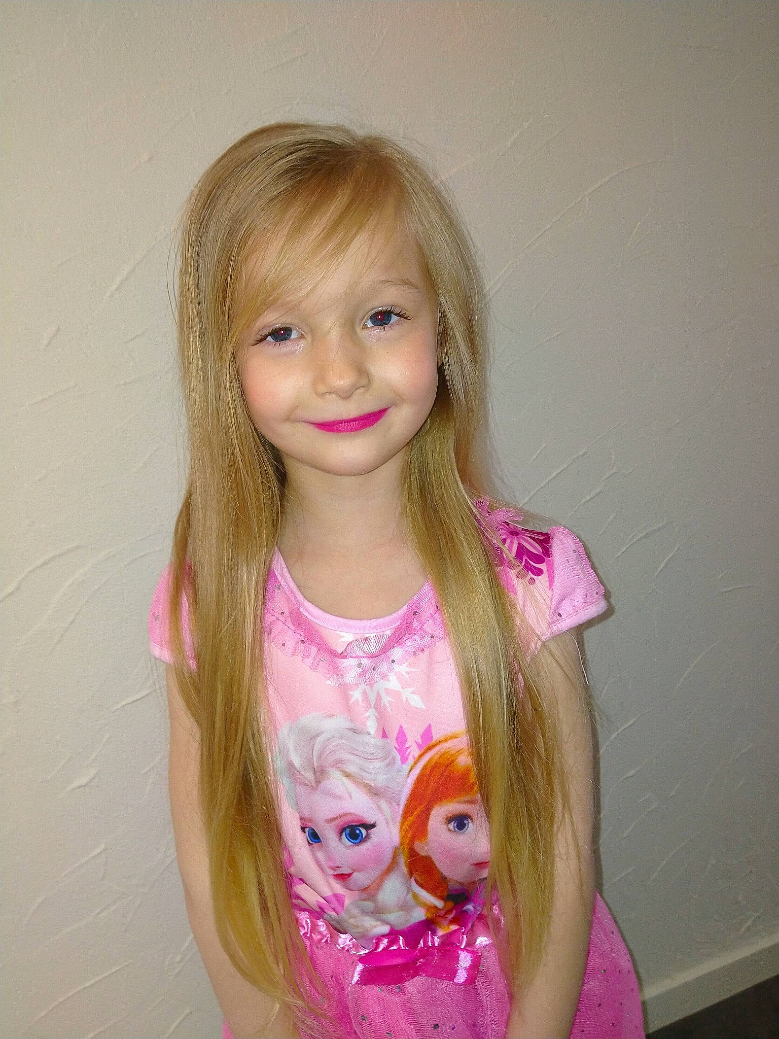 Cassidy a rejoint le concours — aidez-le/la à gagner de superbes lots ! bangs, cheek, chin, doll, dress, eye, eyebrow, eyelash, fun, hair, happy, iris, joy, lip, long_hair, neck, nose, person, pink, skin