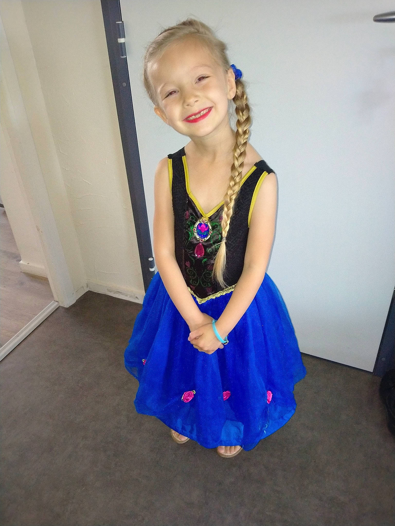 Cassidy a rejoint le concours — aidez-le/la à gagner de superbes lots ! baby_toddler_clothing, beauty, blond, child, day_dress, dress, electric_blue, event, fashion_design, flooring, formal_wear, fun, happy, jewellery, joy, one_piece_garment, pattern, person, skin, smile