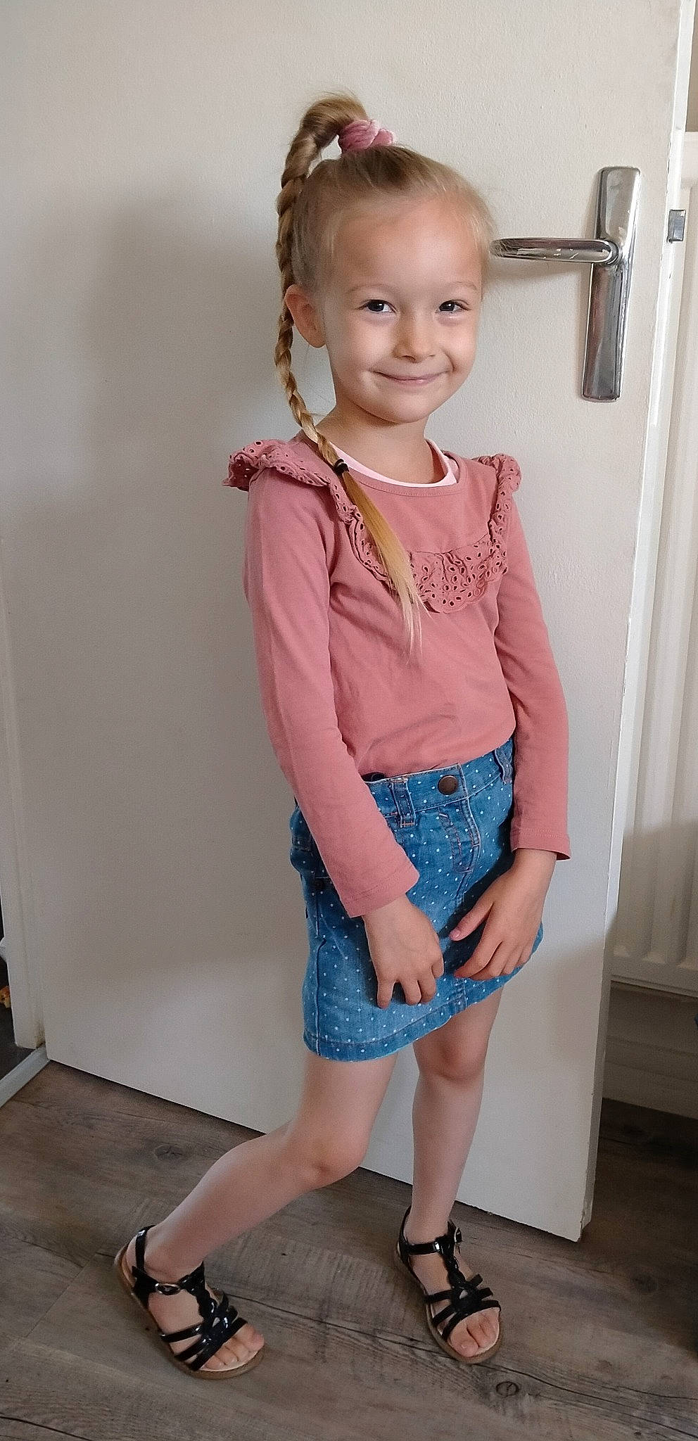 Cassidy a rejoint le concours — aidez-le/la à gagner de superbes lots ! baby_toddler_clothing, blazer, collar, dress_shirt, electric_blue, fashion_design, joint, joy, knee, neck, pattern, person, pink, shoulder, skin, sleeve, smile, street_fashion, t_shirt, thigh
