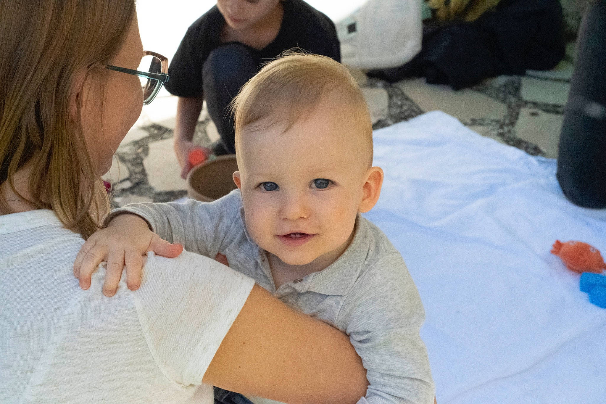 Paul a rejoint le concours — aidez-le/la à gagner de superbes lots ! baby, chair, child, event, eyewear, face, family, fun, gesture, hair, happy, jewellery, leisure, person, recreation, sitting, skin, smile, t_shirt, toddler