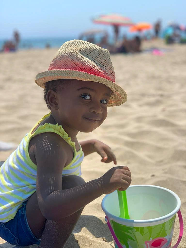 Joëcy participe au concours pour gagner de l'argent avec cette photo : adaptation, beach, bucket, child, drink, fun, hat, headgear, headwear, person, play, sand, sea, smile, summer, sun_hat, tourism, vacation, water