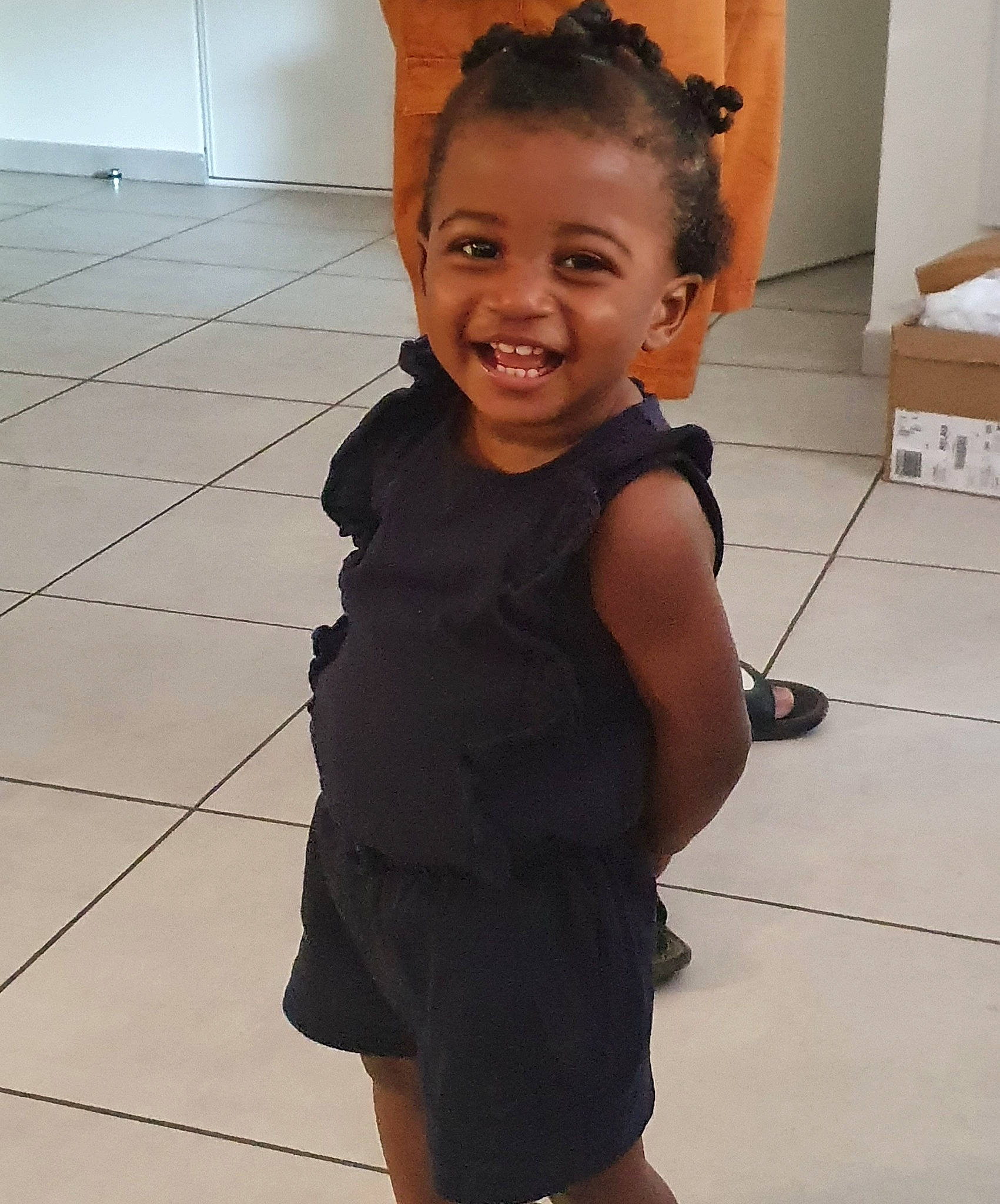 Joëcy a rejoint le concours — aidez-le/la à gagner de superbes lots ! arm, child, dress, face, facial_expression, floor, flooring, forehead, hairstyle, happy, head, joint, joy, leg, person, shoulder, skin, smile, standing, t_shirt