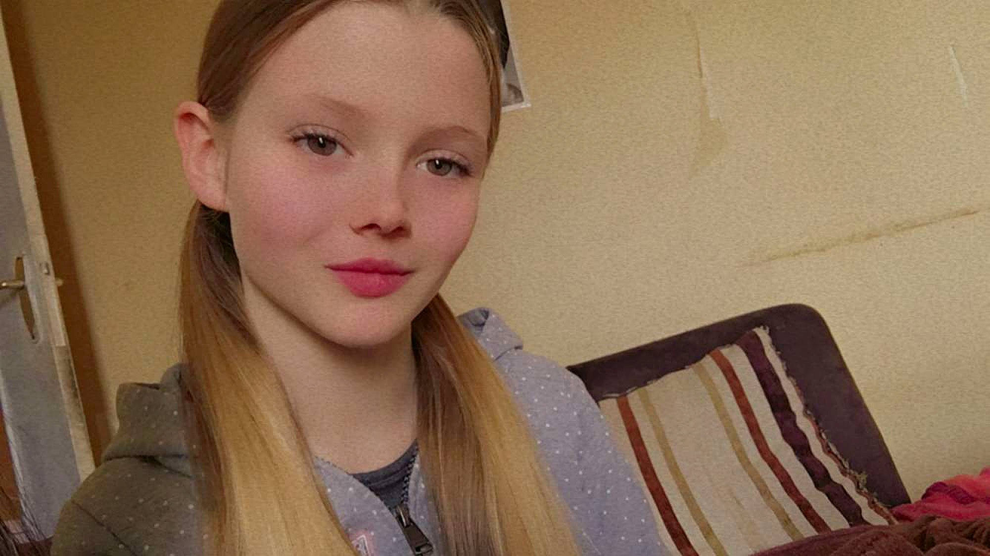 Inaya participe au concours pour gagner de l'argent avec cette photo : bangs, black_hair, brown_hair, cheek, ear, eyelash, flash_photography, forehead, fun, happy, iris, jaw, layered_hair, lip, long_hair, neck, nose, person, selfie, smile