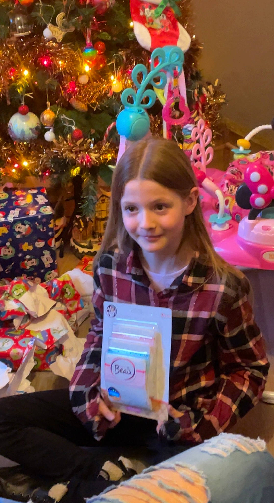 Inaya participe au concours pour gagner de l'argent avec cette photo : child, christmas, christmas_decoration, christmas_eve, christmas_ornament, christmas_tree, conifer, event, fun, happy, holiday, holiday_ornament, interior_design, joy, magenta, ornament, pattern, person, plaid, smile