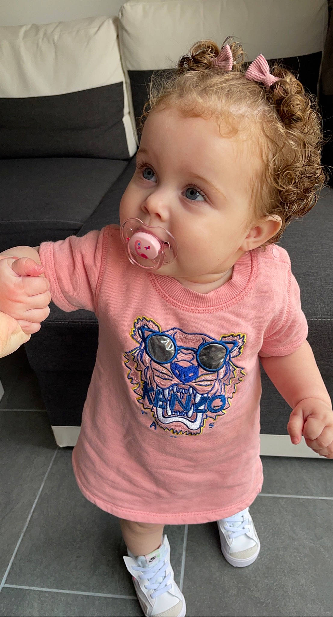 Kelsy participe au concours pour gagner de l'argent avec cette photo : baby_toddler_clothing, cheek, chin, eye, face, facial_expression, hair, hairstyle, hand, head, human, human_body, joint, lip, mouth, nose, organ, person, photograph, shoulder