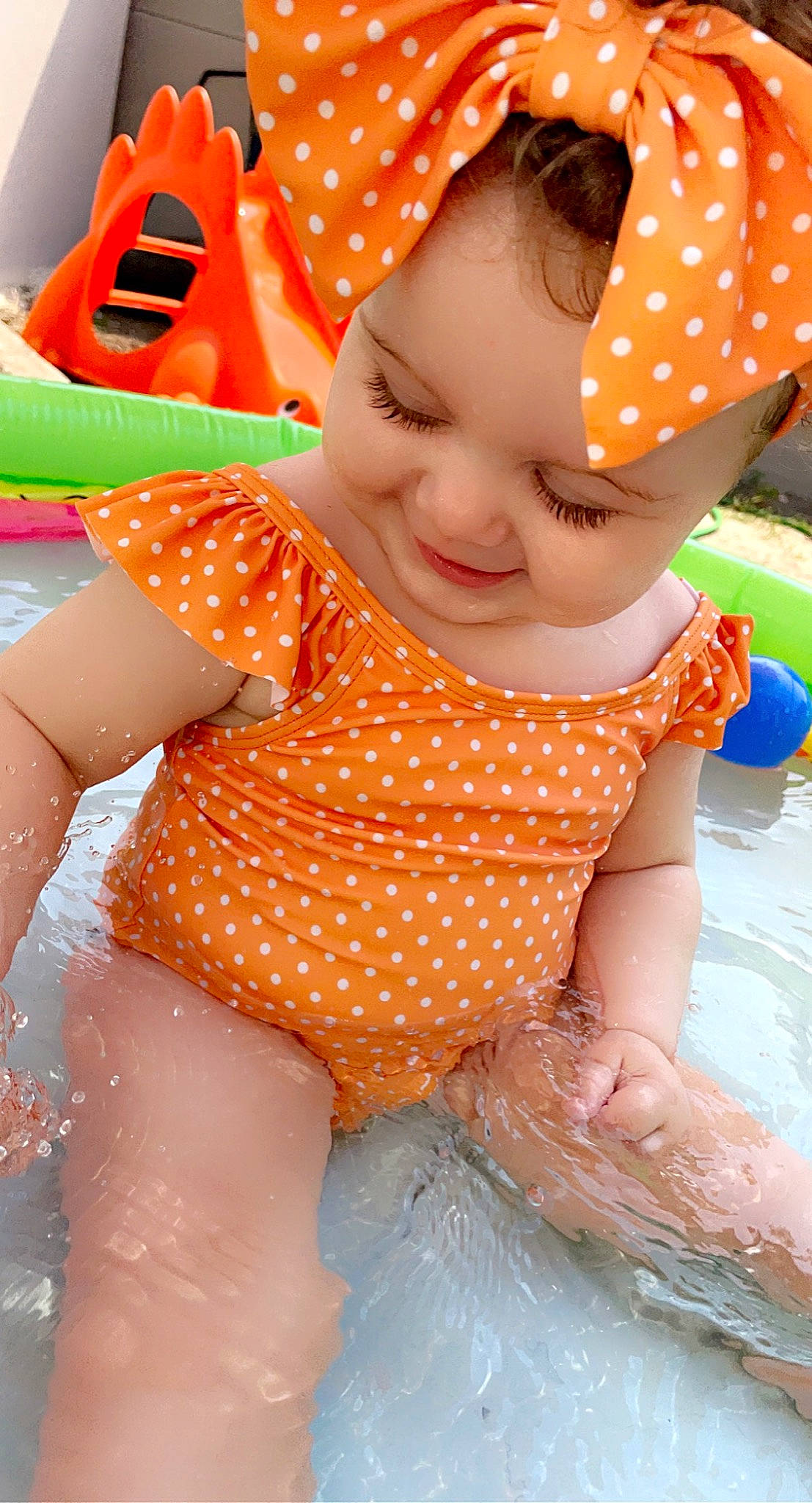 Kelsy participe au concours pour gagner de l'argent avec cette photo : aqua, baby_toddler_clothing, blue, face, fun, green, happy, human_body, mouth, orange, organ, person, pink, product, red, skin, smile, thigh, toddler, white