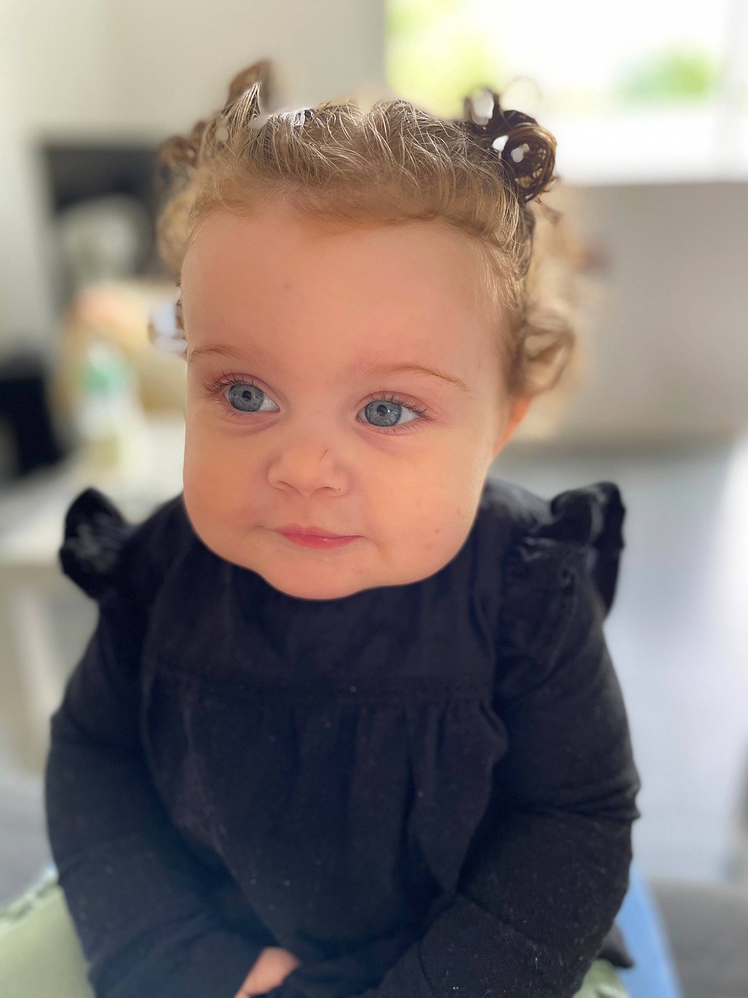 Kelsy a rejoint le concours — aidez-le/la à gagner de superbes lots ! baby, baby_toddler_clothing, brown_hair, cheek, child, ear, electric_blue, eyebrow, eyelash, eyewear, flash_photography, fur, happy, iris, lip, neck, person, portrait_photography, sitting, sleeve