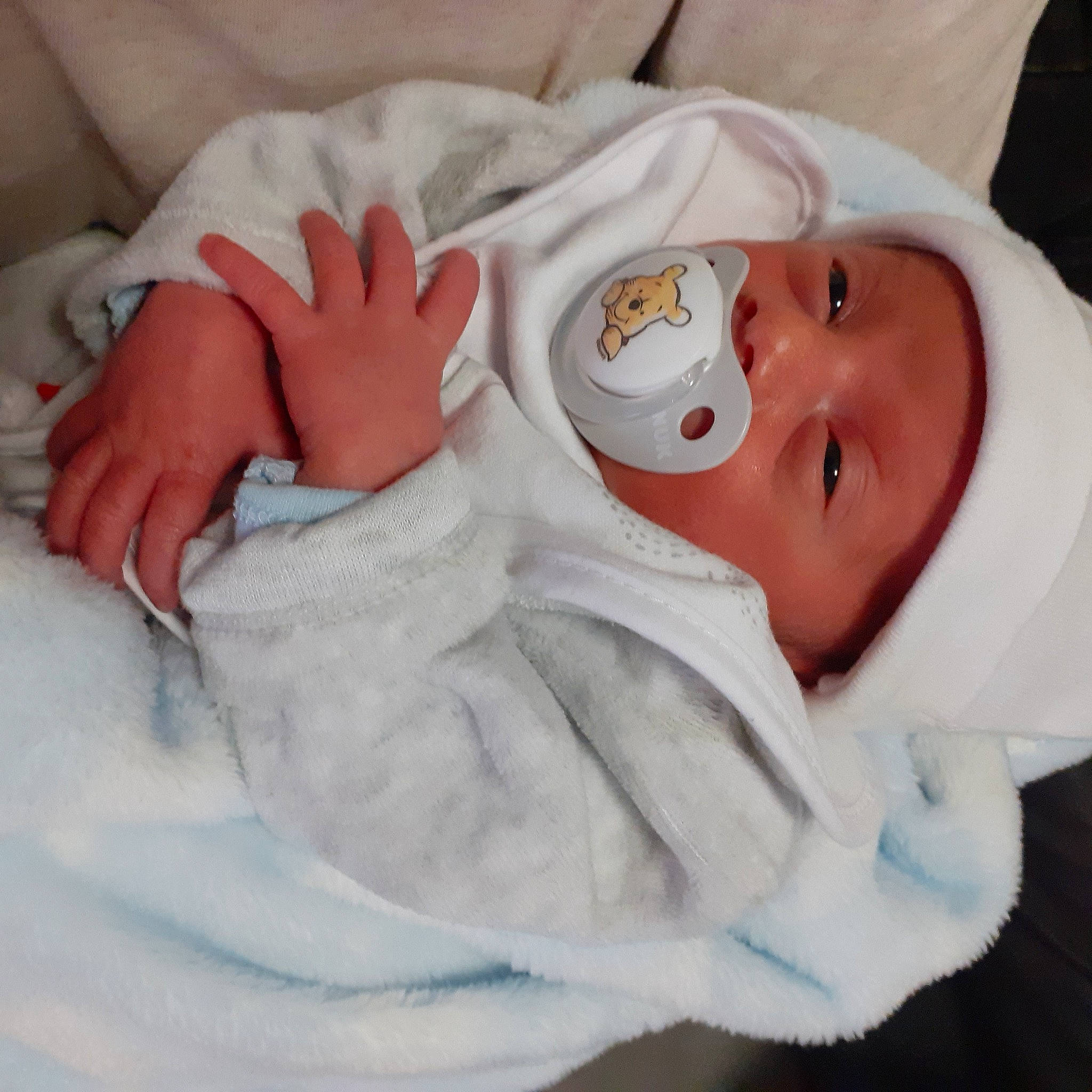 Liam participe au concours pour gagner de l'argent avec cette photo : baby, baby_products, baby_safety, baby_sleeping, baby_toddler_clothing, bedtime, cheek, child, comfort, eye, gesture, hat, linens, nail, person, room, skin, sleep, sleeve, thumb