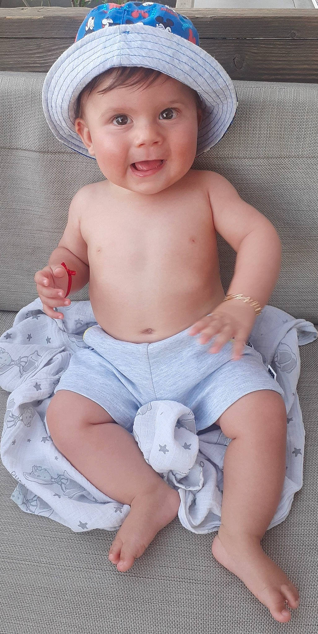 Liam a rejoint le concours — aidez-le/la à gagner de superbes lots ! arm, baby_toddler_clothing, blue, cheek, eye, face, headgear, headwear, iris, leg, lip, muscle, organ, person, pink, shorts, skin, sleeve, smile, stomach