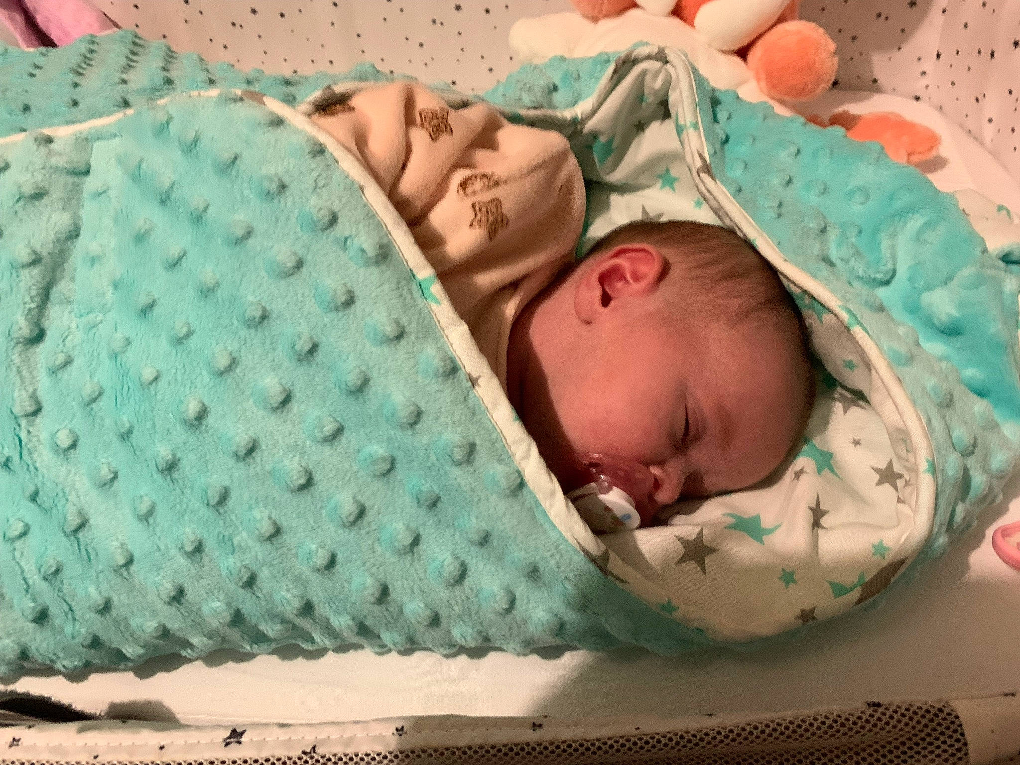 Mya a rejoint le concours — aidez-le/la à gagner de superbes lots ! baby, baby_products, baby_safety, baby_sleeping, bed, bedding, bedtime, cheek, child, childbirth, comfort, headgear, infant_bed, linens, nap, pattern, person, room, sleep, textile