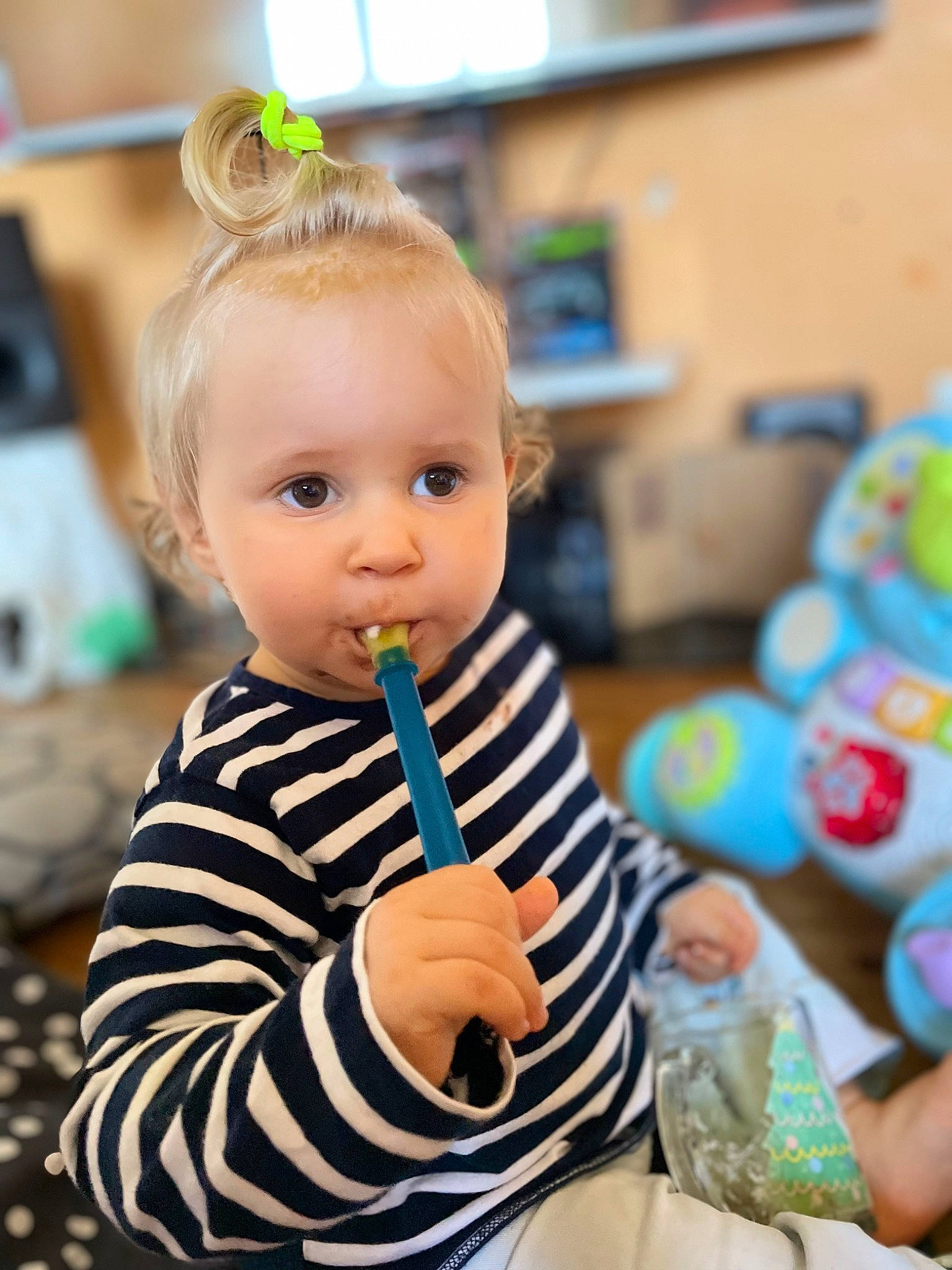 Mya participe au concours pour gagner de l'argent avec cette photo : arm, baby, baby_products, baby_toddler_clothing, child, dress, event, flooring, fun, hair, happy, party, person, play, portrait_photography, room, sitting, t_shirt, toddler