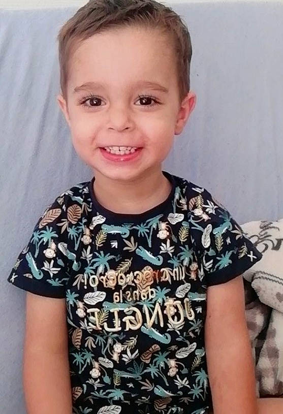 Gianni a rejoint le concours — aidez-le/la à gagner de superbes lots ! active_shirt, baby_toddler_clothing, cheek, child, chin, elbow, electric_blue, facial_expression, fun, gesture, hairstyle, happy, joy, neck, pattern, person, sleeve, smile, standing, street_fashion