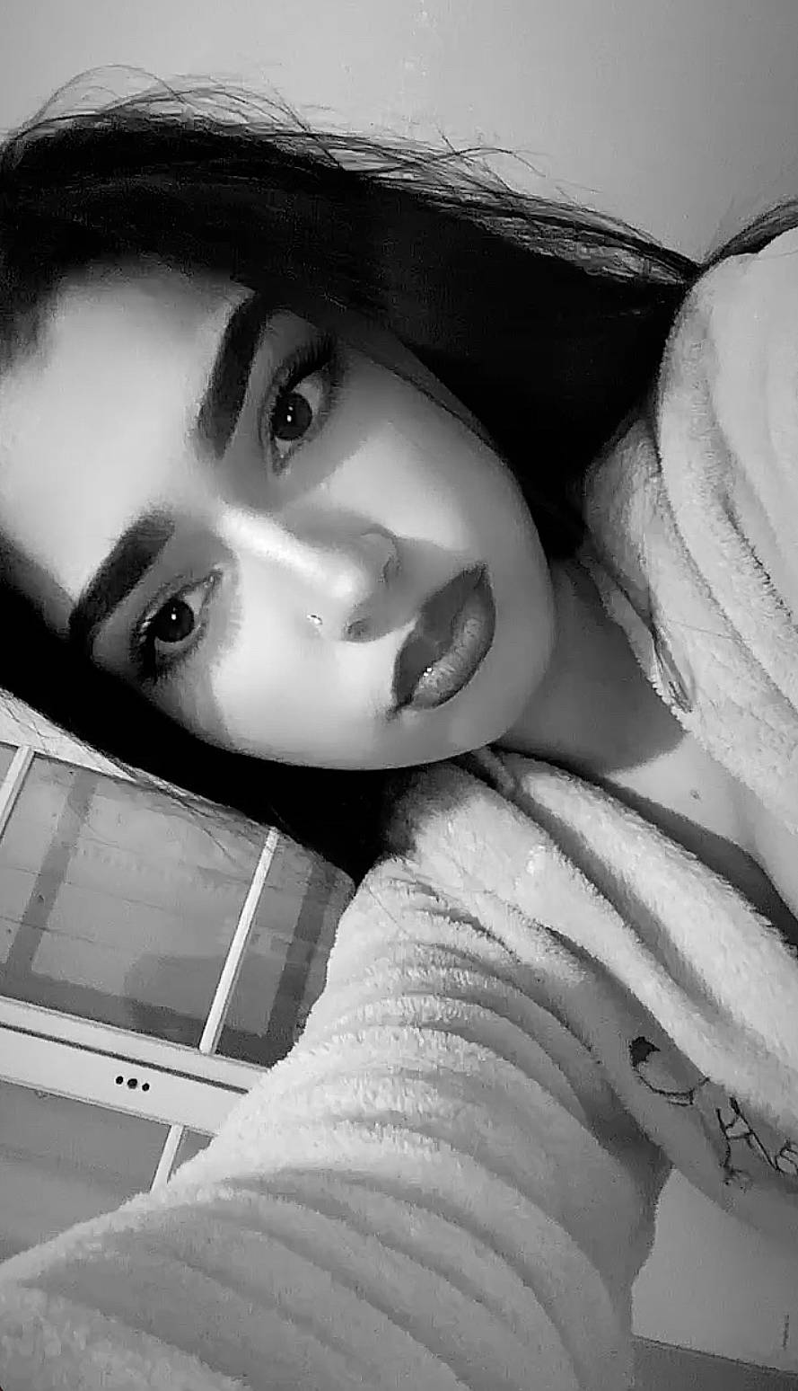 Dilara a rejoint le concours — aidez-le/la à gagner de superbes lots ! black, black_and_white, black_hair, cool, eye, eyebrow, eyelash, flash_photography, forehead, gesture, happy, iris, jaw, lip, mouth, nose, person, selfie, skin, smile