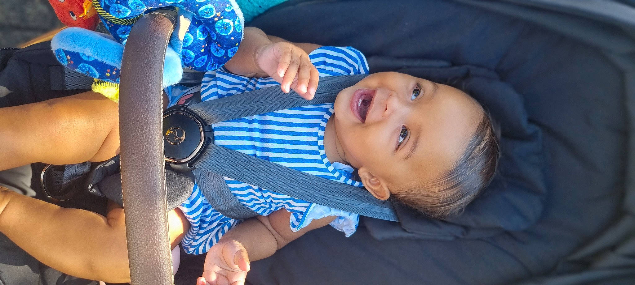 Kaissy participe au concours pour gagner de l'argent avec cette photo : baby, baby_toddler_clothing, blue, child, electric_blue, finger, fun, gesture, grass, hand, happy, nail, pattern, person, sitting, skin, smile, thumb, toddler, tree