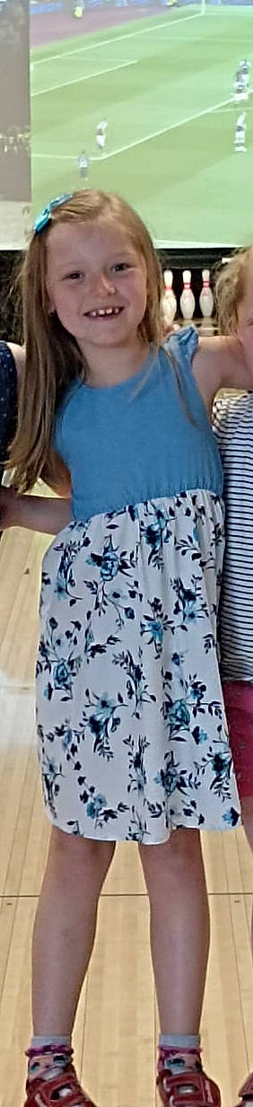 Cléa participe au concours pour gagner de l'argent avec cette photo : aqua, azure, baby_toddler_clothing, denim, elbow, eyelash, eyewear, fashion_design, finger, human_body, jersey, joint, joy, neck, outerwear, person, sleeve, sportswear, t_shirt, textile