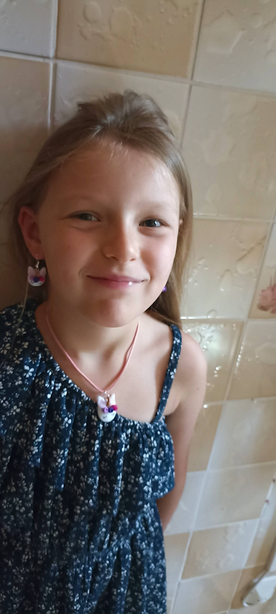 Cléa participe au concours pour gagner de l'argent avec cette photo : blond, brown_hair, cheek, child, chin, eyebrow, eyelash, fashion_accessory, fun, happy, head, iris, jewellery, joy, lip, neck, nose, pattern, person, skin