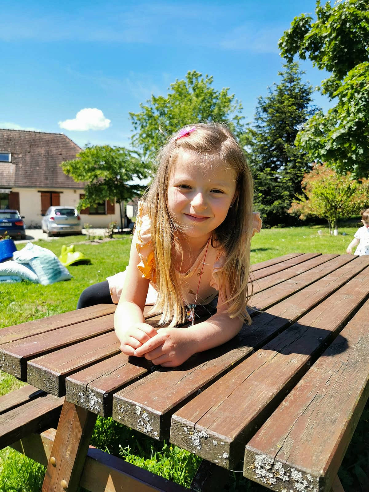 Cléa a rejoint le concours — aidez-le/la à gagner de superbes lots ! blond, cloud, fun, grass, happy, hardwood, joy, lawn, leisure, outdoor_bench, outdoor_furniture, person, plant, public_space, recreation, sitting, sky, smile, summer, tree