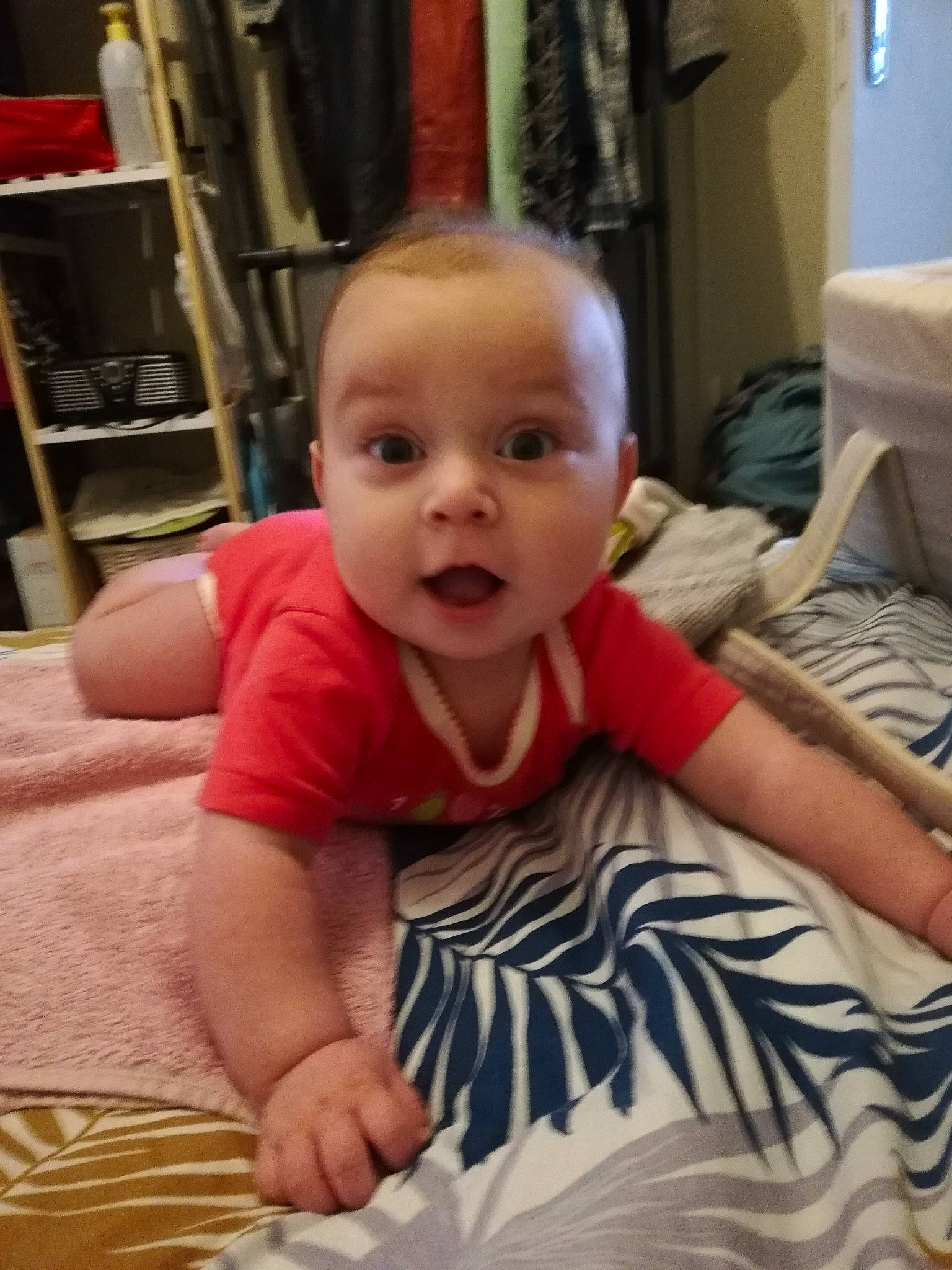 Leonie a rejoint le concours — aidez-le/la à gagner de superbes lots ! baby, cheek, child, crawling, face, head, person, sitting, surprise, toddler, tummy_time