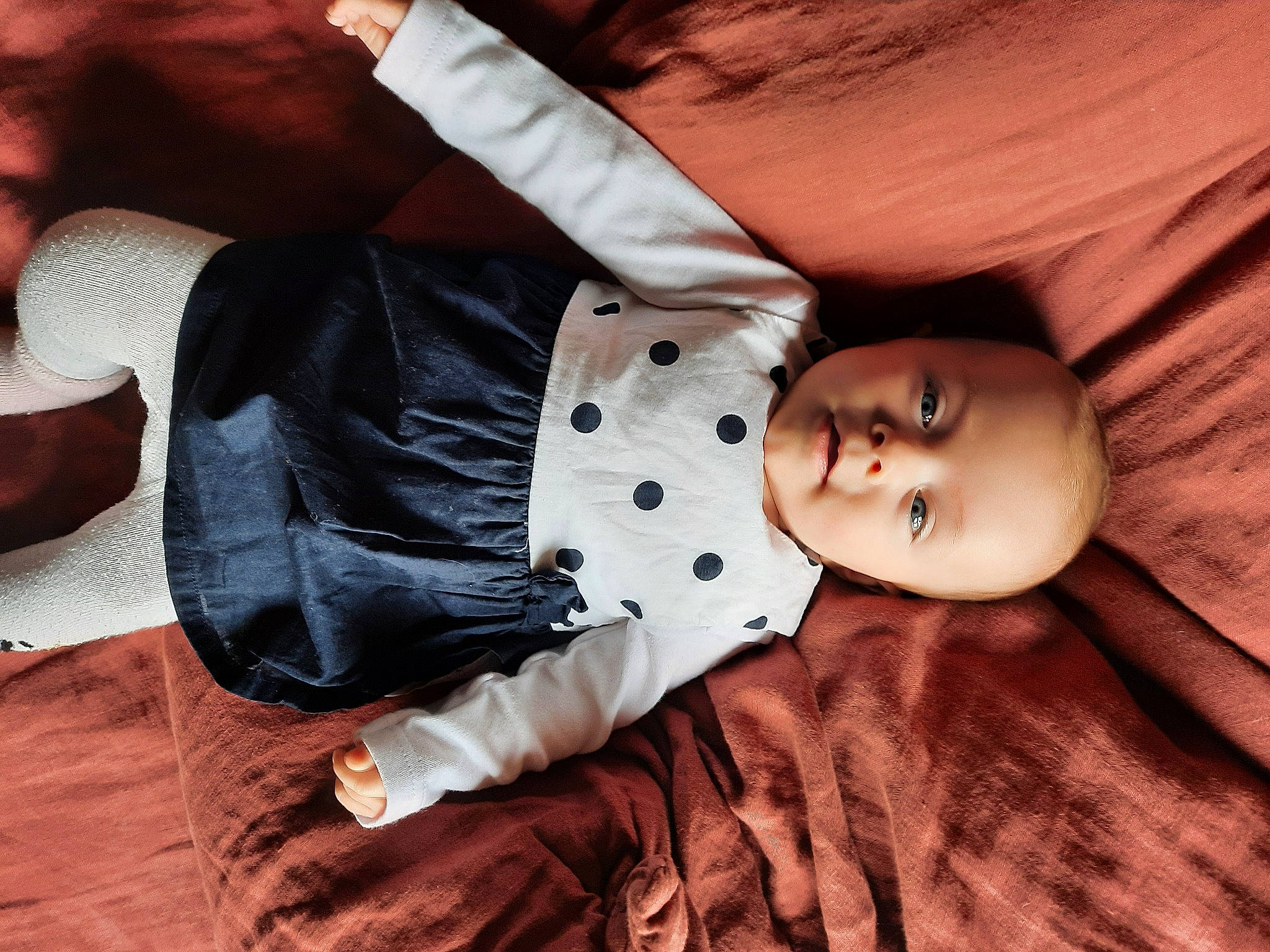 Mila a rejoint le concours — aidez-le/la à gagner de superbes lots ! baby, baby_toddler_clothing, brown, cheek, chin, collar, comfort, eye, facial_expression, gesture, head, human_body, lip, mouth, nose, person, skin, sleeve, textile, vertebrate