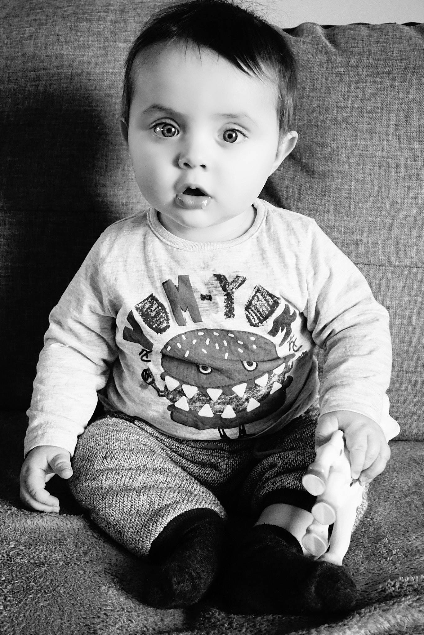 Mattéis a rejoint le concours — aidez-le/la à gagner de superbes lots ! baby, black, black_and_white, cheek, child, eye, face, head, monochrome, monochrome_photography, people, person, photograph, photography, portrait, sitting, smile, snapshot, standing, toddler