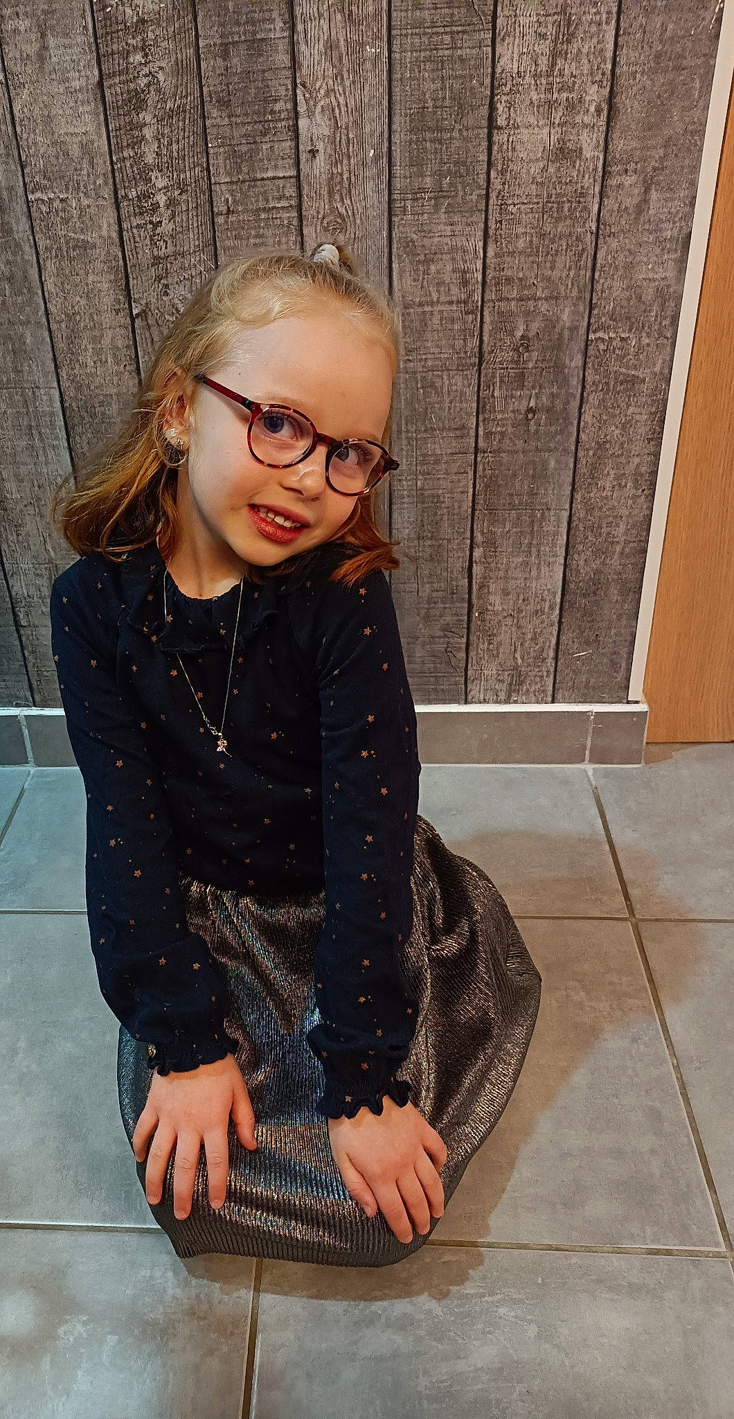 Ashley participe au concours pour gagner de l'argent avec cette photo : blazer, collar, denim, eyewear, fashion_design, glasses, hairstyle, joint, knee, neck, outerwear, person, shoulder, sleeve, street_fashion, t_shirt, tartan, thigh, vision_care, waist