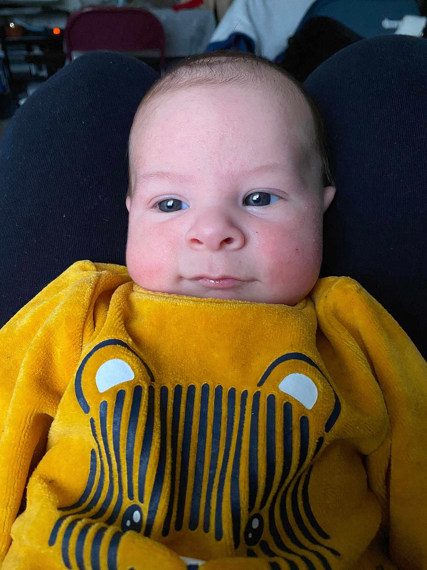 Mylian participe au concours pour gagner de l'argent avec cette photo : baby, infant, child, face, eyes, yellow_clothing, toddler, cute, portrait, closeup, person, apparel, sitting, indoors, calm, skin, head, expression, clothing, babywear