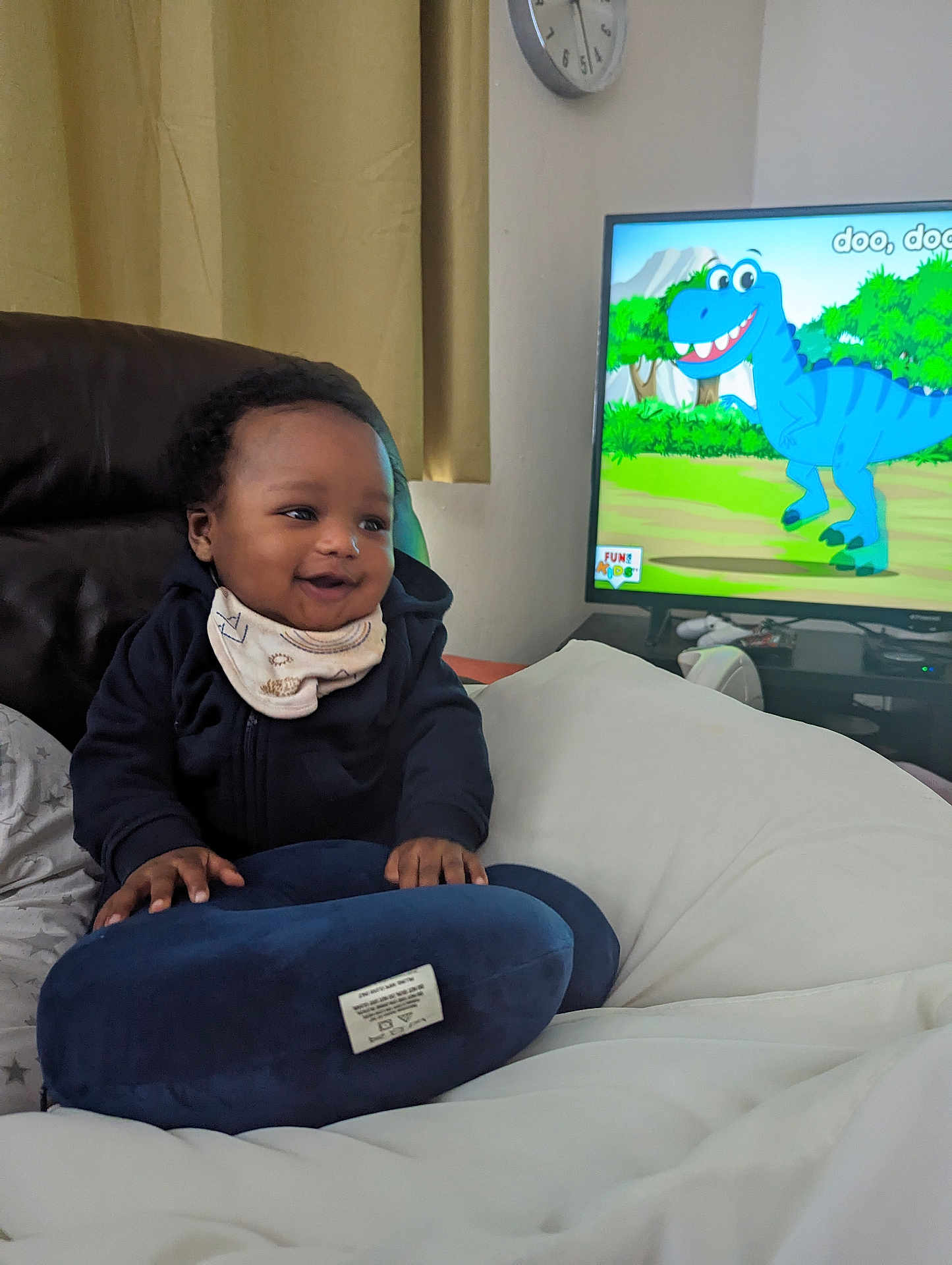 Fara is registered to the contest to win money with this photo: baby, bodypart, computerhardware, couch, cushion, electronics, face, finger, furniture, hand, hardware, head, homedecor, monitor, person, photography, portrait, screen, sitting, tv