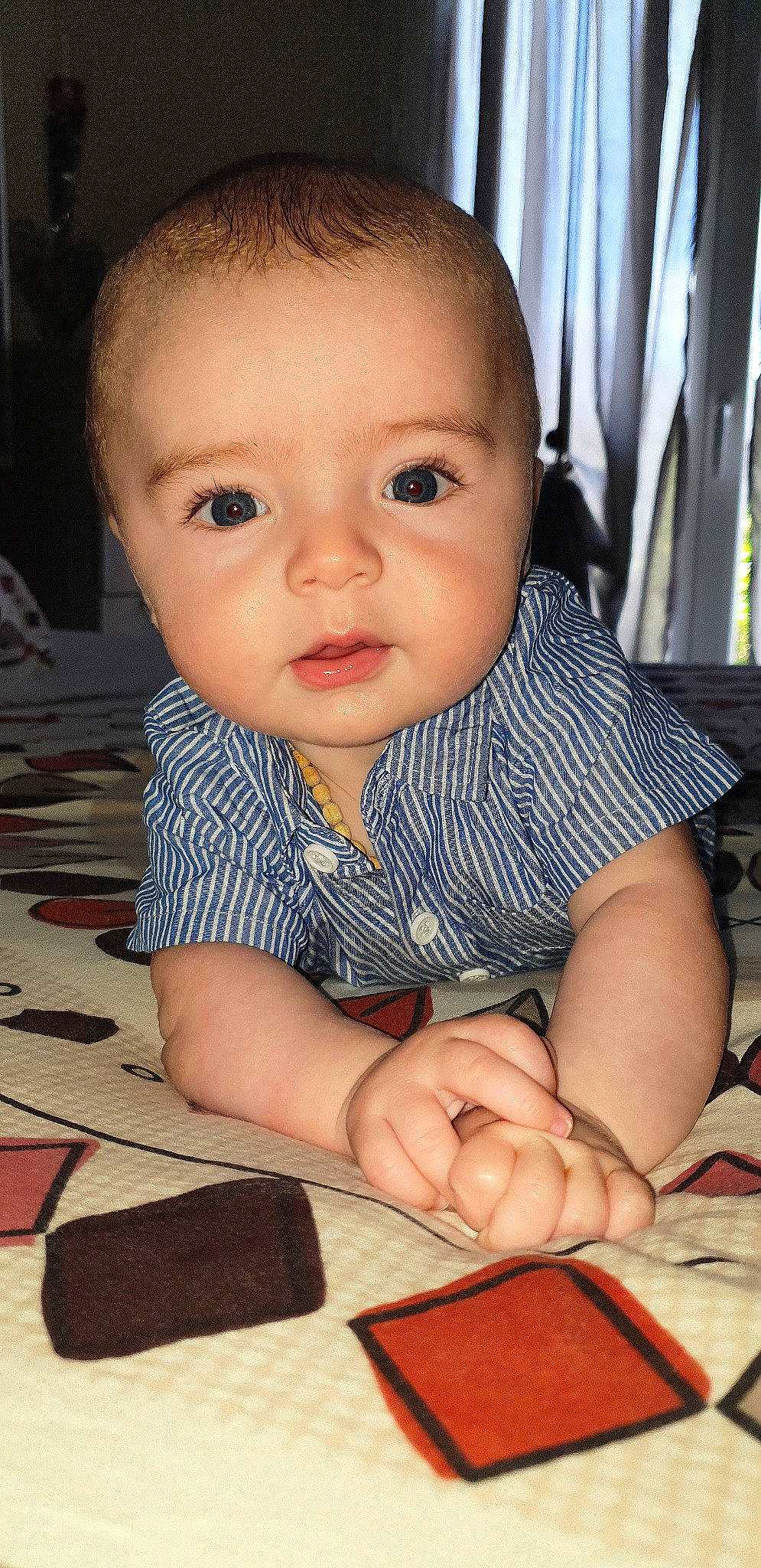 Nohlan a rejoint le concours — aidez-le/la à gagner de superbes lots ! baby, baby_toddler_clothing, cheek, child, curtain, eyelash, facial_expression, finger, flooring, hand, head, iris, lip, mouth, nail, nose, person, skin, smile, toddler